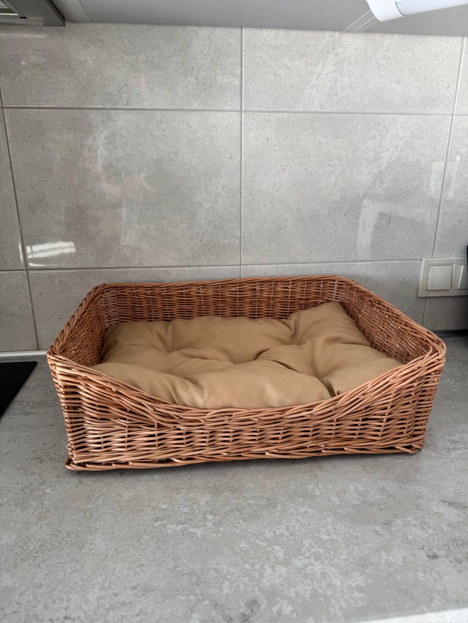 BinkyPaws Petite Haustierbett aus natürlicher Weide | Handgeflochten in Polen